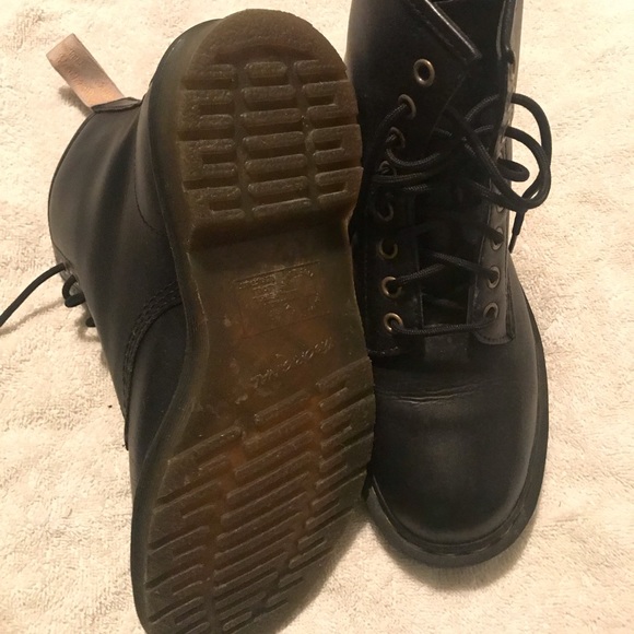 DR Martens boots, color black size 8 (41) in great condition - Picture 4 of 7